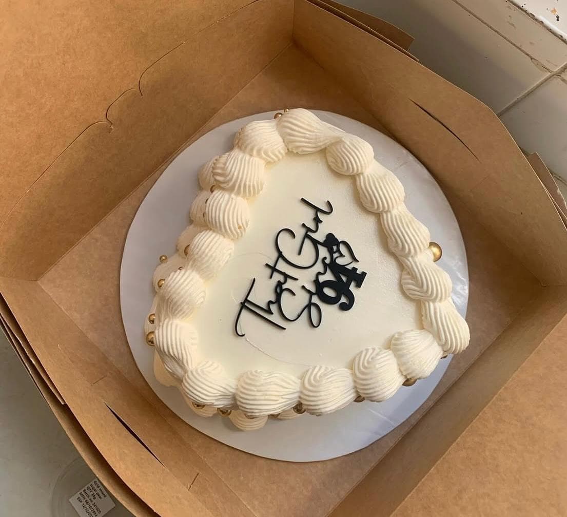 2kg Vanilla vintage theme cake